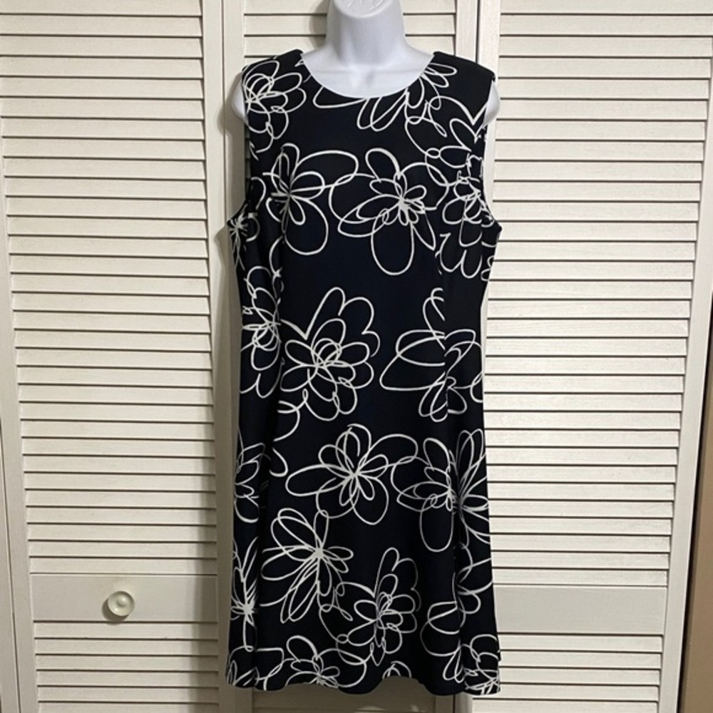 DKNY Women's Sleevless Fit and Flare Black and White Floral Dress